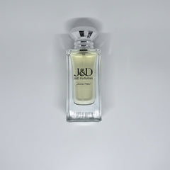 Smoky oriental fragrance with pink pepper, tobacco, cedarwood, and cherry accords